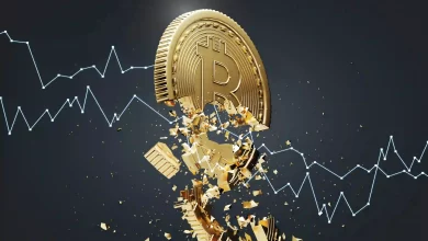 پیش بینی قیمت بیت کوین در طول جلسه آسیایی امروز تغییر چندانی نکرده است، زیرا بیت کوین بالاتر از سطح حمایت مهم 16550 دلار باقی مانده است. با توجه به نشانه های فنی خوش بینانه، بازار قبل از ورود به یک بازار گاوی معمولی منتظر یک سیگنال زنجیره ای حیاتی است. سام بنکمن فرید، مدیر عامل سابق FTX، قصد دارد روز دوشنبه در دادگاهی در باهاما حاضر شود تا مخالفت خود را با استرداد به ایالات متحده پس بگیرد، جایی که با اتهامات کلاهبرداری روبرو می شود. هنگامی که او بر حباب ارزهای دیجیتال سوار شد تا FTX را به یکی از بزرگترین صرافی های جهان تبدیل کند، بانکمن فرید ثروتی به دست آورد که تخمین زده می شود بیش از 20 میلیارد دلار باشد. این سرمایه دار 30 ساله ارزهای دیجیتال روز شنبه در دادگاه فدرال در منهتن متهم شد که میلیاردها دلار از مشتریان FTX دزدیده و از این پول برای پرداخت بدهی ها، پوشش هزینه های شخصی و سرمایه گذاری در صندوق سرمایه گذاری رمزنگاری خود، Alameda استفاده کرده است.اگر او با استرداد موافقت کند، می‌تواند با اتهامات کلاهبرداری، پول شویی و استفاده نادرست از بودجه مبارزات انتخاباتی در دادگاه ایالات متحده مواجه شود. به گفته مارگولیس اوهنوما، بانکمن فرید باید در دادگاه درخواست کند و قاضی در دادگاه اولیه او در منهتن تصمیم خواهد گرفت. این وکیل گفت که این جلسه باید ظرف 48 ساعت پس از ورود بانکمن فرید به ایالات متحده برگزار شود و افزود که احتمالاً خیلی زودتر اتفاق می افتد. تسلط بایننس در بازار پس از فروپاشی FTX، در بخشی که موعظه عدم تمرکز می کند، حتی برای کسانی که ظاهراً از CZ و صرافی او حمایت می کنند، مناسب نیست.کاهش اخیر قیمت ارزهای دیجیتال در واکنش به اخبار مربوط به شرکت CZ، به آتش سوزی دامن زد و باعث افت بیت کوین و سایر آلت کوین های پیشرو شد. بیایید نگاهی به جنبه فنی بازار بیندازیم. پیش بینی قیمت بیت کوین قیمت فعلی بیت کوین 16747 دلار و حجم معاملات 24 ساعته 11 میلیارد دلار است. قیمت بیت کوین از روز گذشته تاکنون نزدیک به 0.20 درصد کاهش یافته است.پیش بینی می شود که جفت بیت کوین/دلار در روز یکشنبه حمایت فوری نزدیک به 16560 دلار پیدا کند. قیمت بیت کوین می تواند به سطح 23.6% فیبوناچی اصلاحی 17000 دلار جهش کند زیرا شاخص های RSI و MACD در منطقه فروش بیش از حد هستند. در ادامه، جفت BTC/USD قرار است با مقاومت جدیدی در 17250 دلار روبرو شود، سطحی که توسط نقطه اصلاحی فیبوناچی 38.2% و میانگین متحرک ساده 50 روزه کشیده شده است. از سوی دیگر، شکستن زیر 16570 دلار ممکن است بیت کوین را در معرض 16150 دلار قرار دهد. قیمت خرید بیت کوین امروز