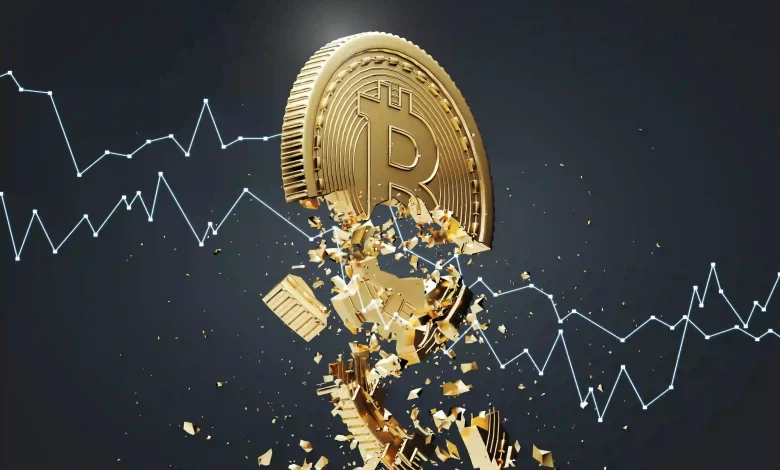 پیش بینی قیمت بیت کوین در طول جلسه آسیایی امروز تغییر چندانی نکرده است، زیرا بیت کوین بالاتر از سطح حمایت مهم 16550 دلار باقی مانده است. با توجه به نشانه های فنی خوش بینانه، بازار قبل از ورود به یک بازار گاوی معمولی منتظر یک سیگنال زنجیره ای حیاتی است. سام بنکمن فرید، مدیر عامل سابق FTX، قصد دارد روز دوشنبه در دادگاهی در باهاما حاضر شود تا مخالفت خود را با استرداد به ایالات متحده پس بگیرد، جایی که با اتهامات کلاهبرداری روبرو می شود. هنگامی که او بر حباب ارزهای دیجیتال سوار شد تا FTX را به یکی از بزرگترین صرافی های جهان تبدیل کند، بانکمن فرید ثروتی به دست آورد که تخمین زده می شود بیش از 20 میلیارد دلار باشد. این سرمایه دار 30 ساله ارزهای دیجیتال روز شنبه در دادگاه فدرال در منهتن متهم شد که میلیاردها دلار از مشتریان FTX دزدیده و از این پول برای پرداخت بدهی ها، پوشش هزینه های شخصی و سرمایه گذاری در صندوق سرمایه گذاری رمزنگاری خود، Alameda استفاده کرده است.اگر او با استرداد موافقت کند، میتواند با اتهامات کلاهبرداری، پول شویی و استفاده نادرست از بودجه مبارزات انتخاباتی در دادگاه ایالات متحده مواجه شود. به گفته مارگولیس اوهنوما، بانکمن فرید باید در دادگاه درخواست کند و قاضی در دادگاه اولیه او در منهتن تصمیم خواهد گرفت. این وکیل گفت که این جلسه باید ظرف 48 ساعت پس از ورود بانکمن فرید به ایالات متحده برگزار شود و افزود که احتمالاً خیلی زودتر اتفاق می افتد. تسلط بایننس در بازار پس از فروپاشی FTX، در بخشی که موعظه عدم تمرکز می کند، حتی برای کسانی که ظاهراً از CZ و صرافی او حمایت می کنند، مناسب نیست.کاهش اخیر قیمت ارزهای دیجیتال در واکنش به اخبار مربوط به شرکت CZ، به آتش سوزی دامن زد و باعث افت بیت کوین و سایر آلت کوین های پیشرو شد. بیایید نگاهی به جنبه فنی بازار بیندازیم. پیش بینی قیمت بیت کوین قیمت فعلی بیت کوین 16747 دلار و حجم معاملات 24 ساعته 11 میلیارد دلار است. قیمت بیت کوین از روز گذشته تاکنون نزدیک به 0.20 درصد کاهش یافته است.پیش بینی می شود که جفت بیت کوین/دلار در روز یکشنبه حمایت فوری نزدیک به 16560 دلار پیدا کند. قیمت بیت کوین می تواند به سطح 23.6% فیبوناچی اصلاحی 17000 دلار جهش کند زیرا شاخص های RSI و MACD در منطقه فروش بیش از حد هستند. در ادامه، جفت BTC/USD قرار است با مقاومت جدیدی در 17250 دلار روبرو شود، سطحی که توسط نقطه اصلاحی فیبوناچی 38.2% و میانگین متحرک ساده 50 روزه کشیده شده است. از سوی دیگر، شکستن زیر 16570 دلار ممکن است بیت کوین را در معرض 16150 دلار قرار دهد. قیمت خرید بیت کوین امروز